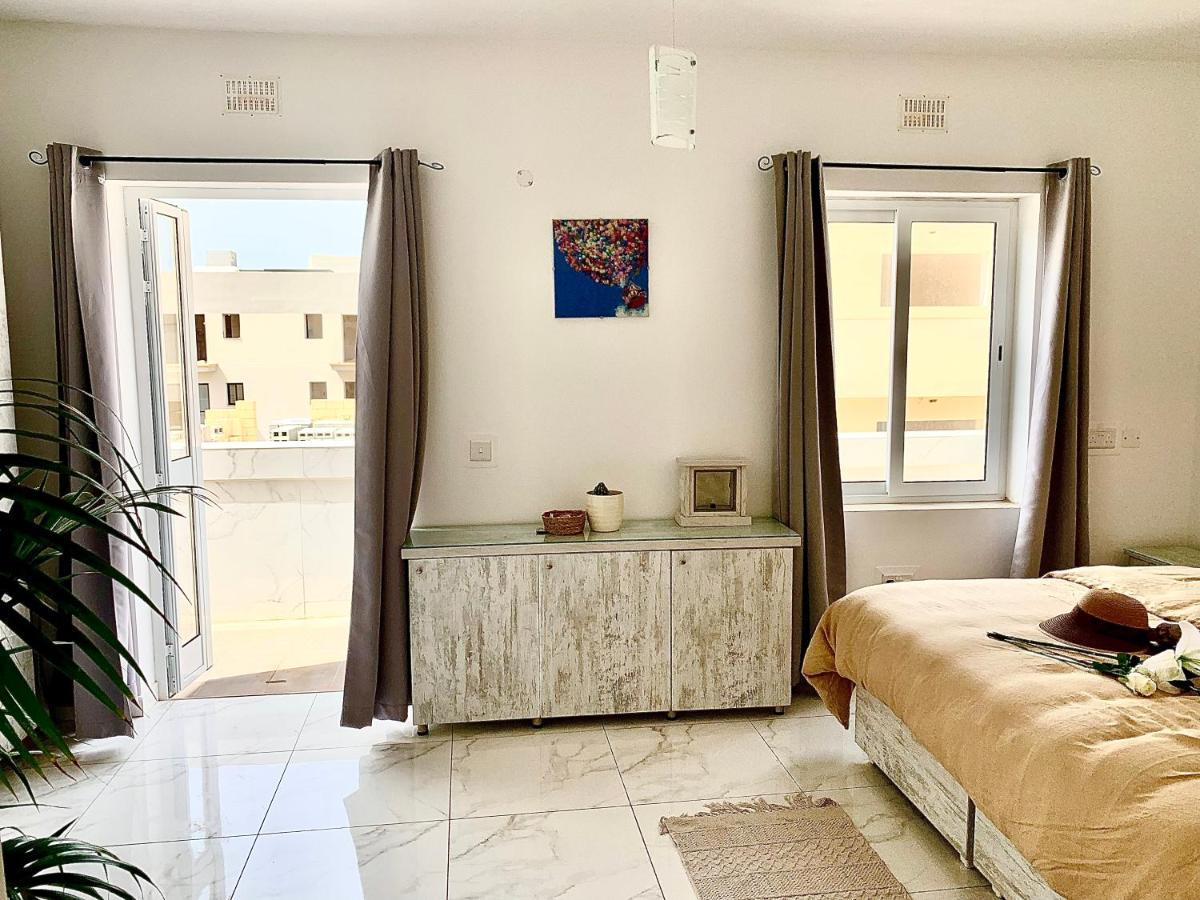 Private Bedroom With Balcony In A Shared Apartment At The Bay Of Xlendi Ngoại thất bức ảnh